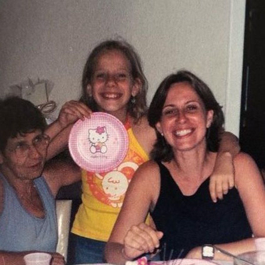 Duda ainda criança, sorrindo com a família