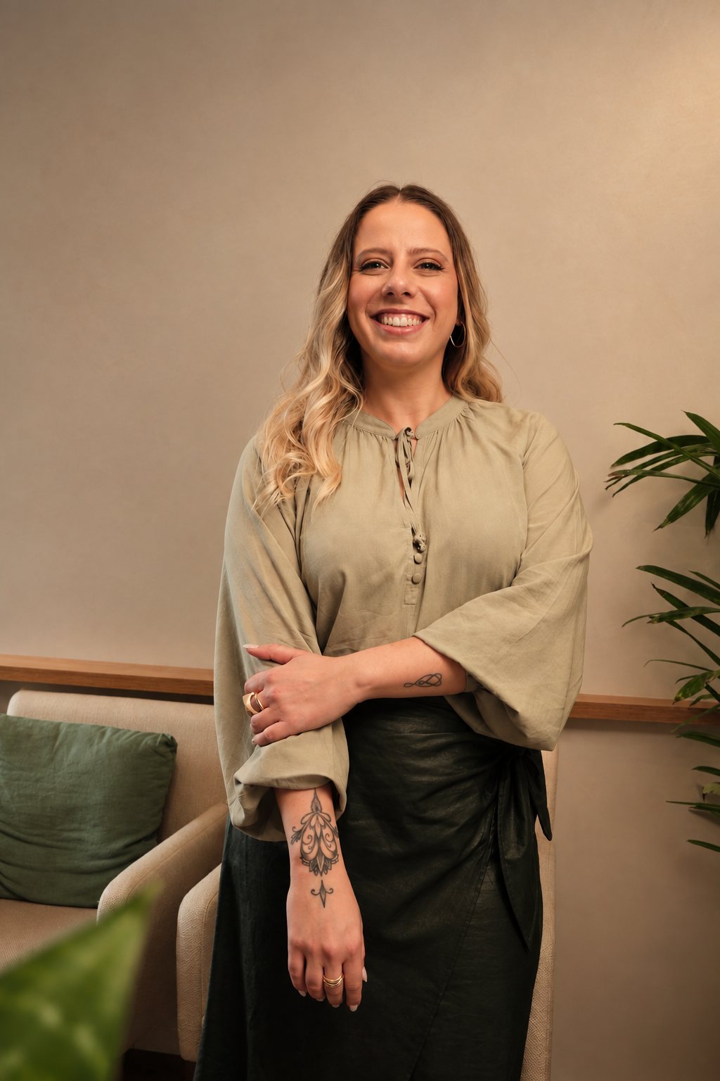 Duda Camargo, nutricionista, sorrindo no consultório