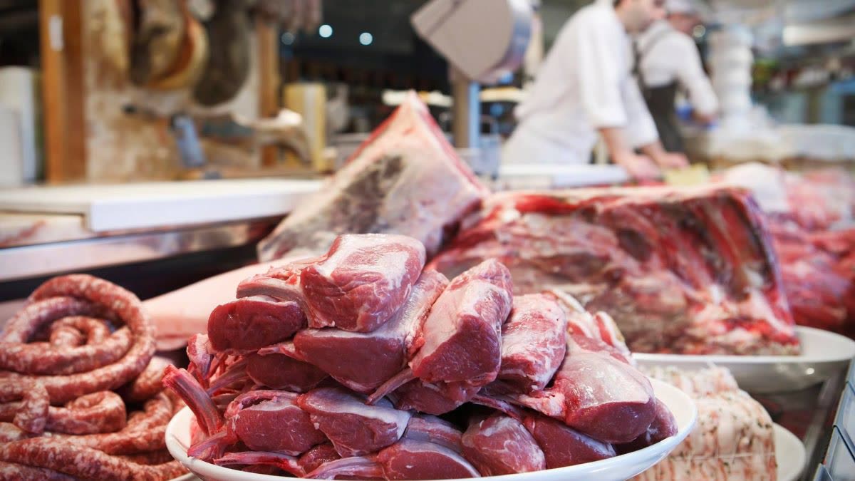 Balcão de açougue com cortes de carne